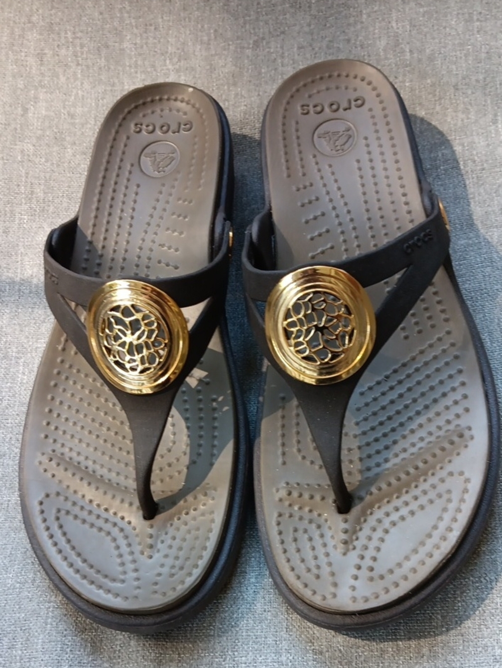 Crocs Sanrah Embellished Comfort Wedge Sandals Espresso  with Gold Medallion 9 W